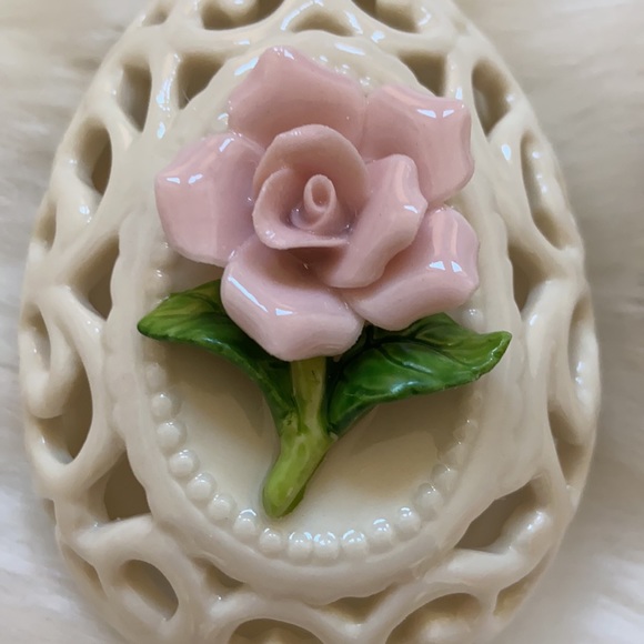 Porcelain Rose egg shaped cut out box - Picture 2 of 4